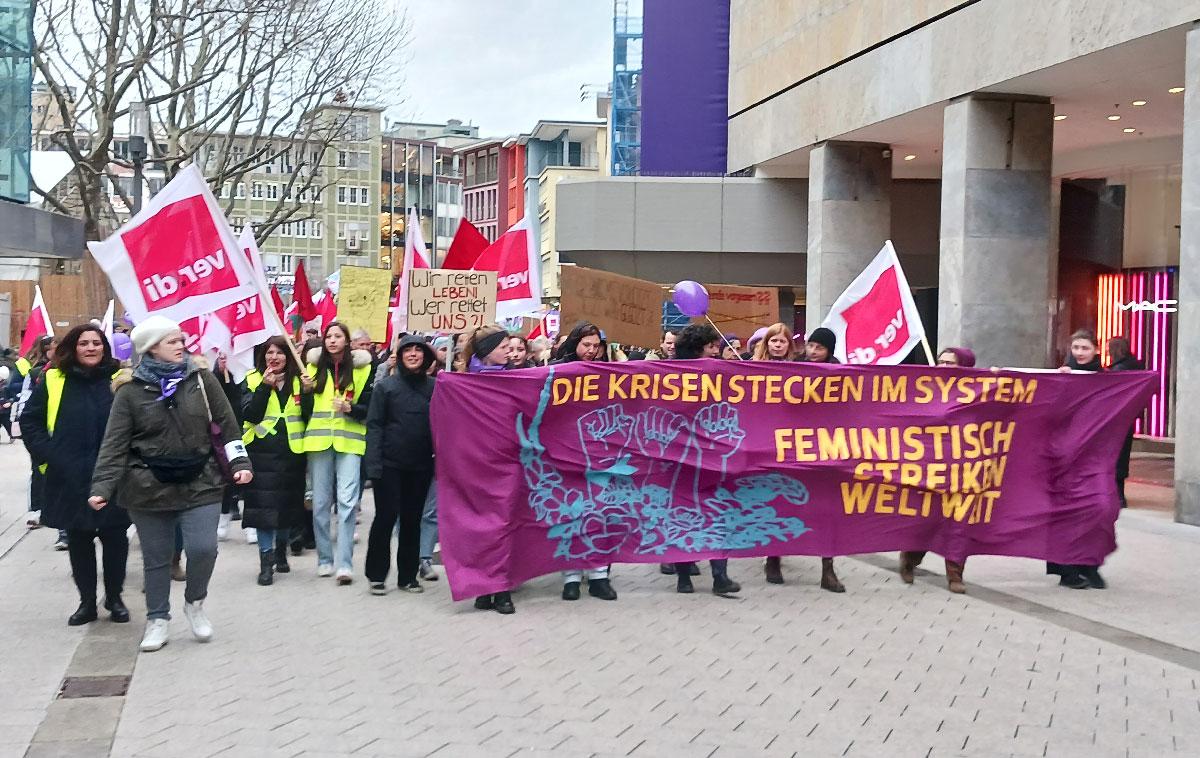 Demo mit Fronttranspi und verdi Fahnen - Kampf der Lücke - Internationaler Frauentag, Streik, Tarifrunde Öffentlicher Dienst, ver.di - Blog, Neues aus den Bewegungen