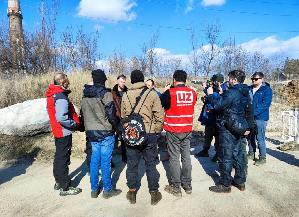 Mitglieder der Antifa-Karawane im Gespräch mit Bewohnern des Donbass (Foto: Stefan Natke)