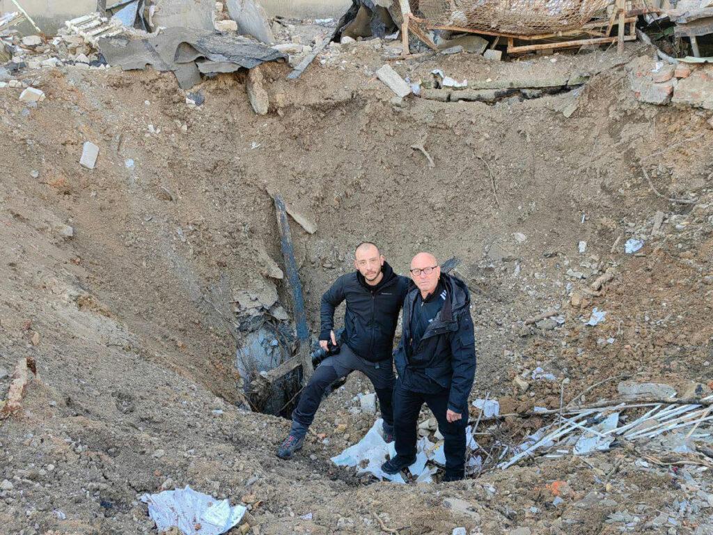 Bombenkrater vor einem Hotel, in dem Geflüchtete untergebracht waren. Die ukrainische Bombe kostete sieben Menschen das Leben, 39 wurden verletzt.