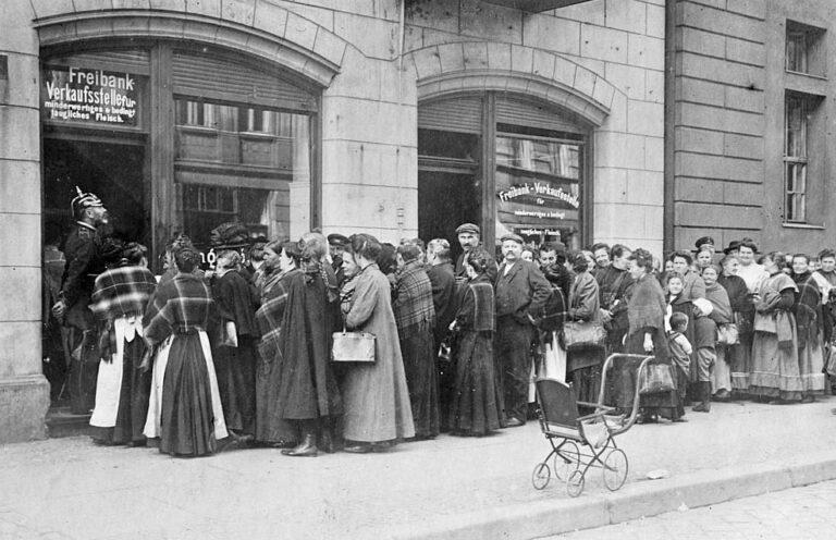 1280px German women after second grade meat LCCN2014697399 - Die Mutter aller Wirtschaftskriege - Sanktionen - eine historische-marxistische Einführung - Sanktionen - eine historische-marxistische Einführung