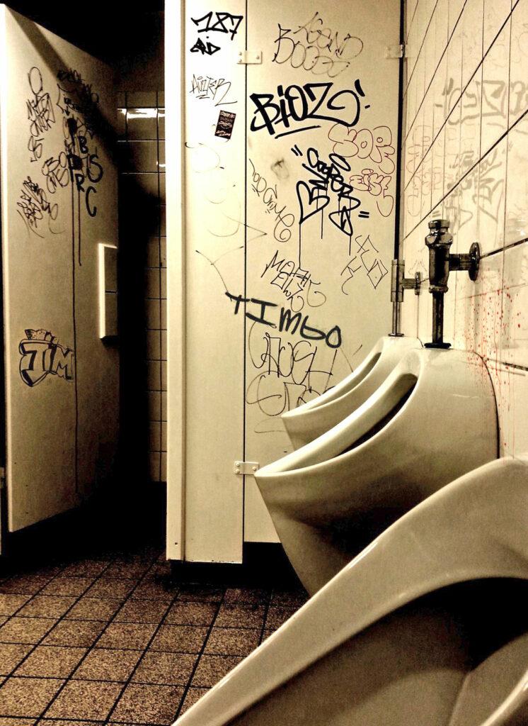 1608 school toilet toilet wc mens bad public gloomy 1007906 - Kampf um unsere Lebensbedingungen - 25. Parteitag der DKP - Hintergrund