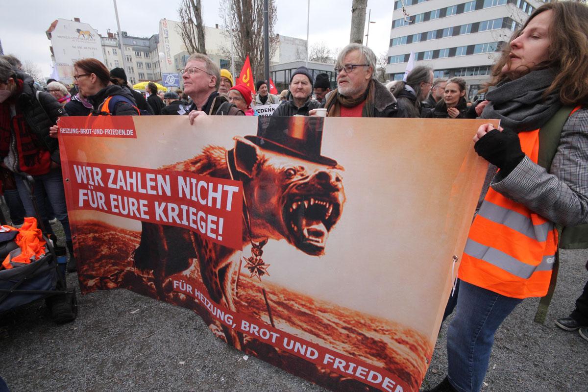 Berlin Rudi Denner 01 - Verhandlungen statt Waffenlieferungen! - Friedensbewegung, Ostermarsch 2023 - Politik