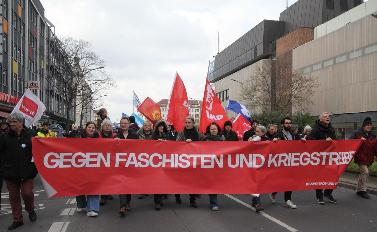 Berlin Rudi Denner 02 - Verhandlungen statt Waffenlieferungen! - Friedensbewegung, Ostermarsch 2023 - Politik