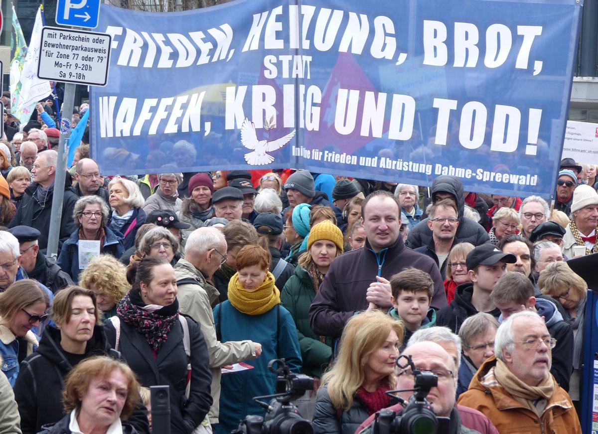 Berlin Rudi Denner 03 - Verhandlungen statt Waffenlieferungen! - Friedensbewegung, Ostermarsch 2023 - Politik