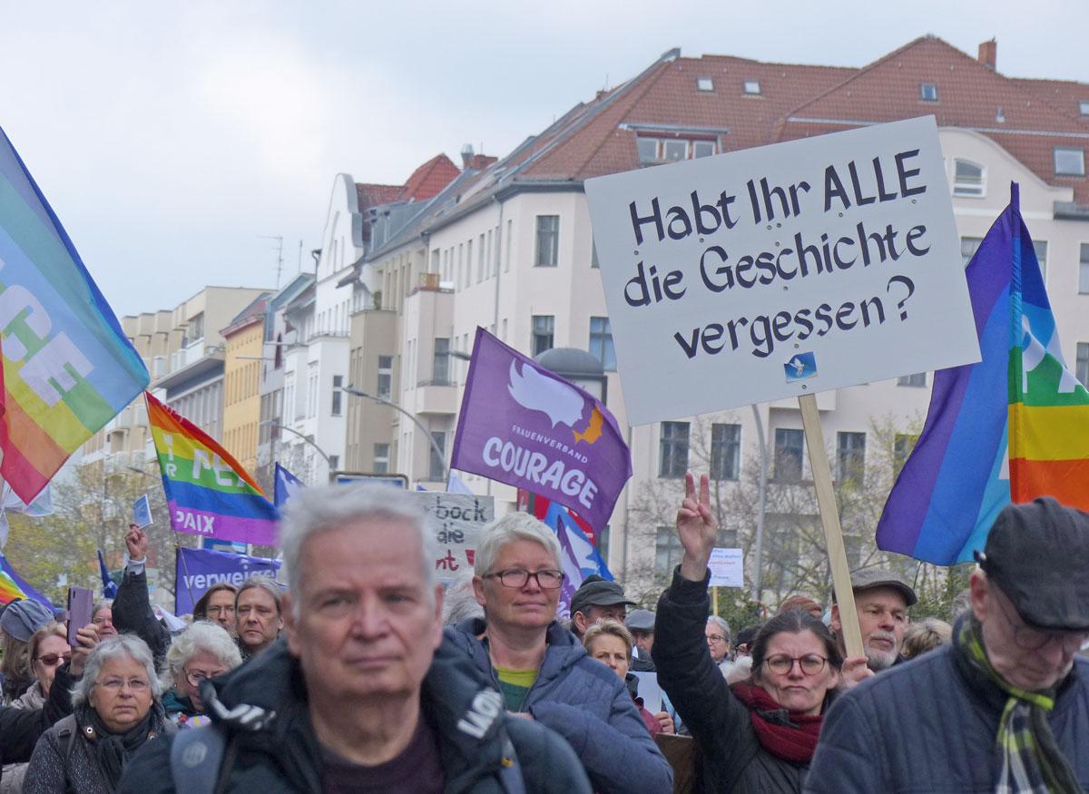 Berlin Rudi Denner 04 - Verhandlungen statt Waffenlieferungen! - Friedensbewegung, Ostermarsch 2023 - Politik