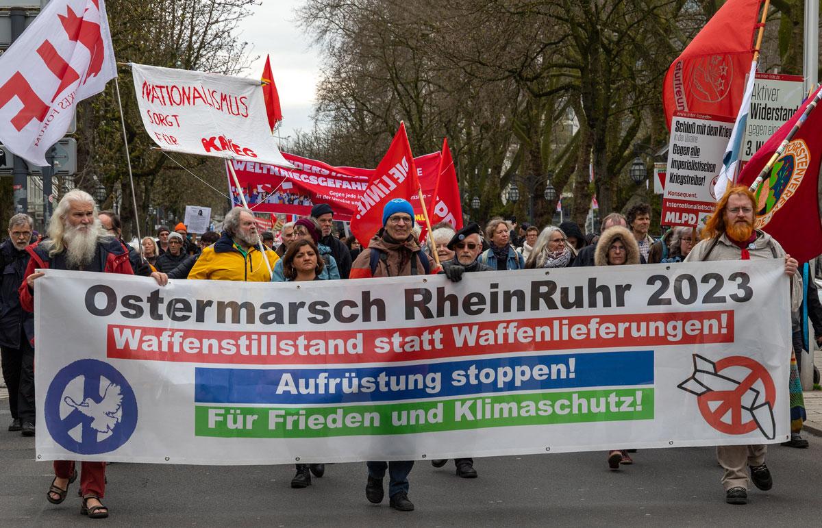 Duesseldorf Reiner Engels 01 - Verhandlungen statt Waffenlieferungen! - Friedensbewegung, Ostermarsch 2023 - Politik