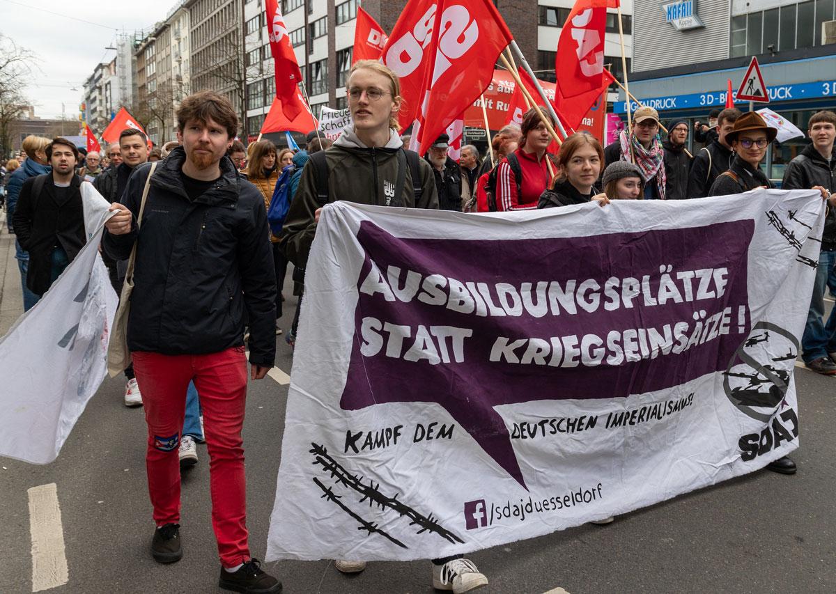 Duesseldorf Reiner Engels 02 - Verhandlungen statt Waffenlieferungen! - Friedensbewegung, Ostermarsch 2023 - Politik