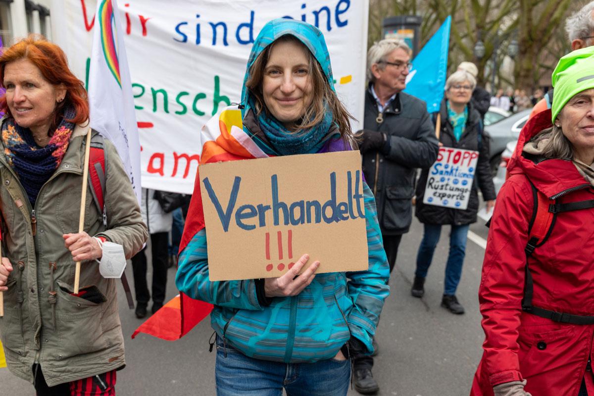 Duesseldorf Reiner Engels 04 - Verhandlungen statt Waffenlieferungen! - Friedensbewegung, Ostermarsch 2023 - Politik