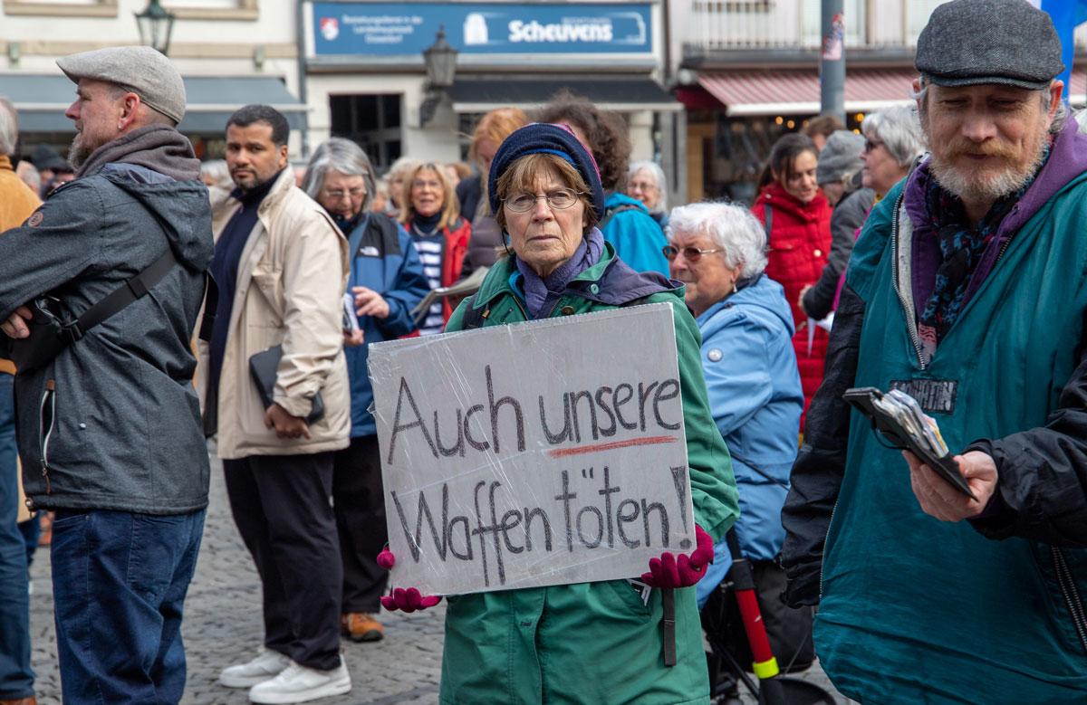 Duesseldorf Reiner Engels 05 - Verhandlungen statt Waffenlieferungen! - Friedensbewegung, Ostermarsch 2023 - Politik