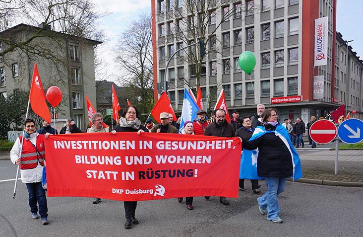 Duisburg Anke Dussmann 01 - Verhandlungen statt Waffenlieferungen! - Friedensbewegung, Ostermarsch 2023 - Politik