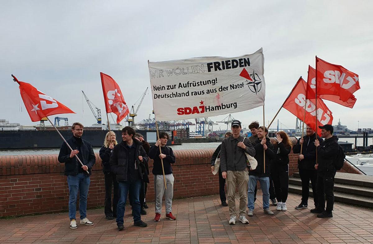 Hamburg Katharina 01 - Verhandlungen statt Waffenlieferungen! - Friedensbewegung, Ostermarsch 2023 - Politik