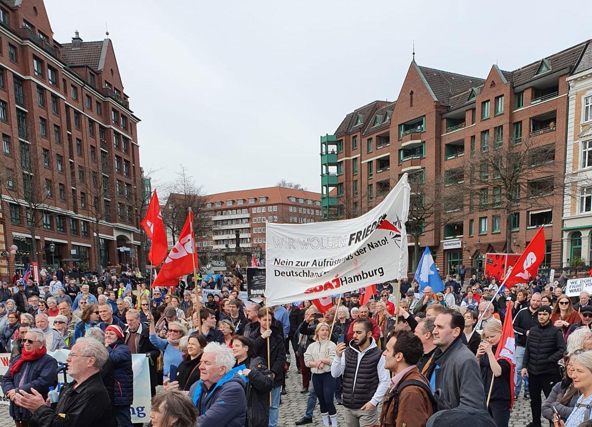 Hamburg Katharina 02 - Verhandlungen statt Waffenlieferungen! - Friedensbewegung, Ostermarsch 2023 - Politik