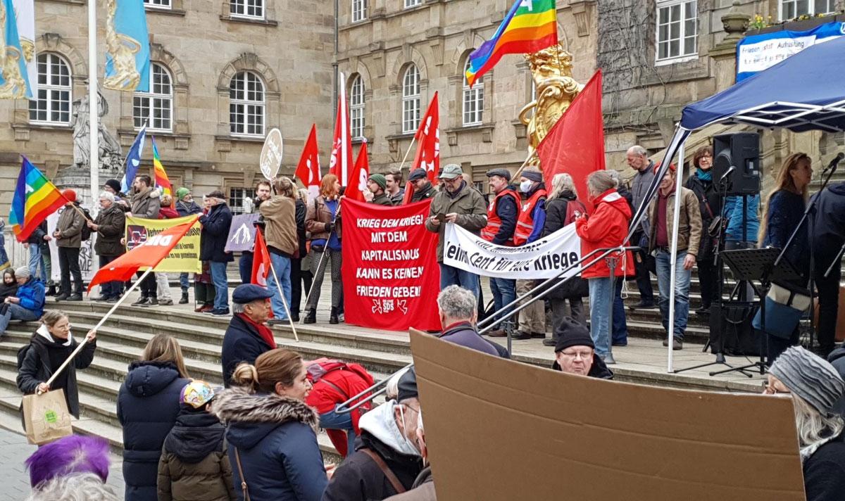 Kassel Luisa Reckord 01 - Verhandlungen statt Waffenlieferungen! - Friedensbewegung, Ostermarsch 2023 - Politik