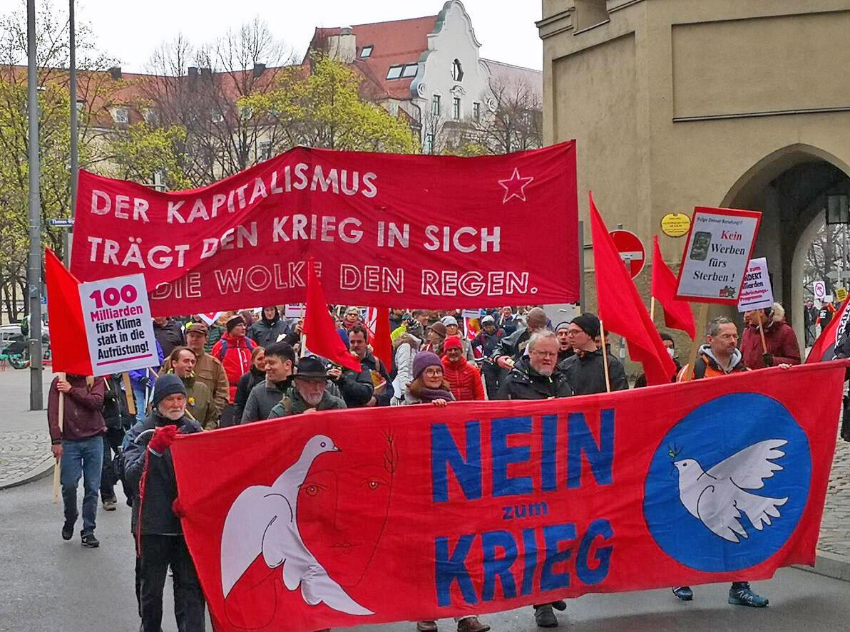 Muenchen DKP Muenchzen 03 - Verhandlungen statt Waffenlieferungen! - Friedensbewegung, Ostermarsch 2023 - Politik