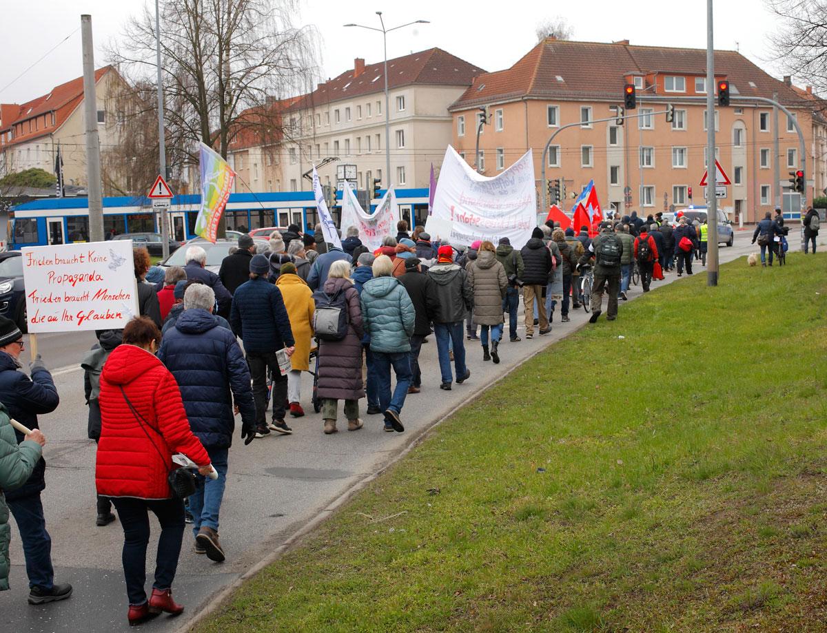 Rostock Anja 01 - Verhandlungen statt Waffenlieferungen! - Friedensbewegung, Ostermarsch 2023 - Politik