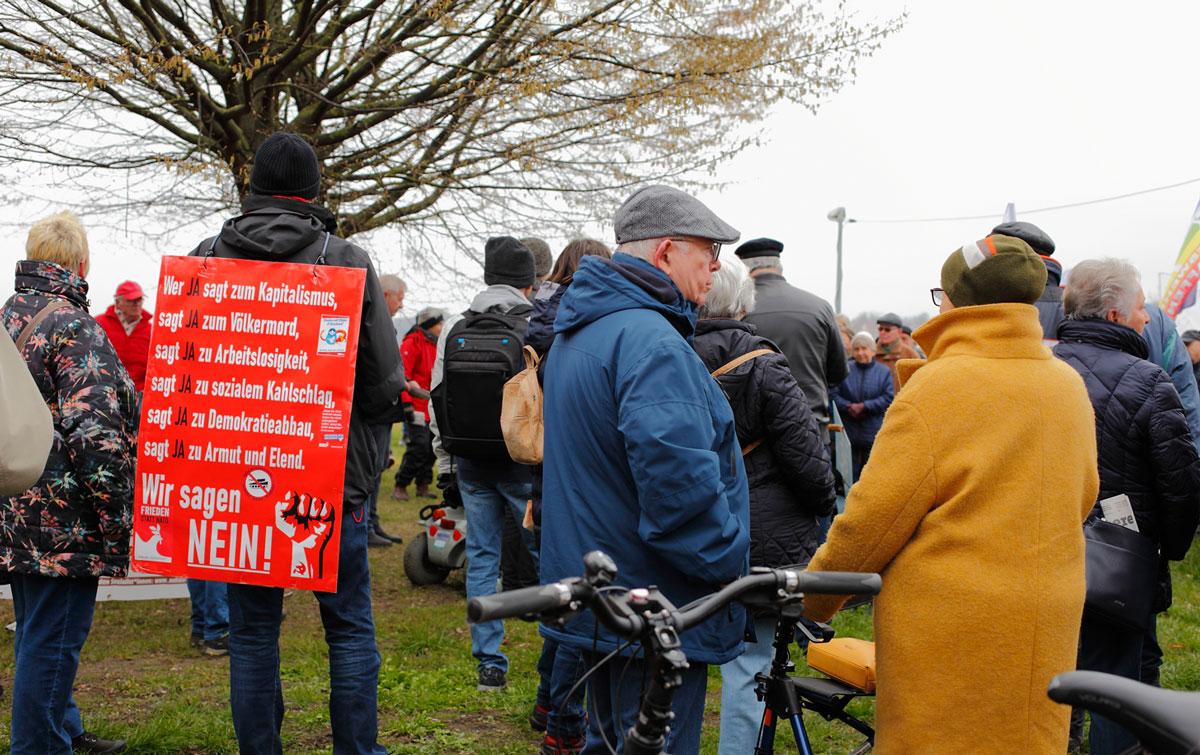 Rostock Anja 02 - Verhandlungen statt Waffenlieferungen! - Friedensbewegung, Ostermarsch 2023 - Politik