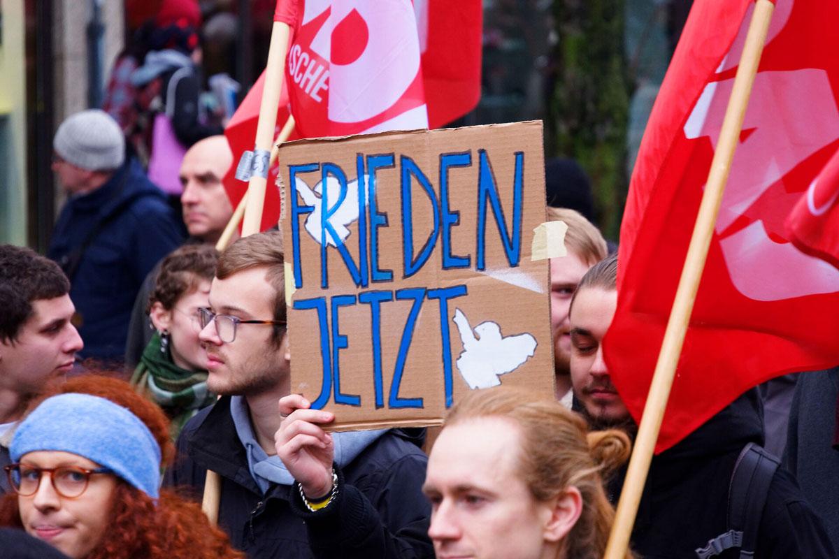 luxemburg liebknecht demonstration 1 018 - Analyse statt Etiketten - 25. Parteitag der DKP, Partei „Die Basis“ - Im Bild