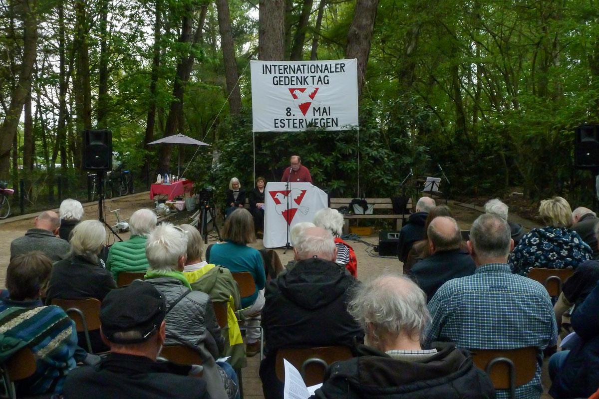 03 P1040593 j v - Dank euch, ihr Sowjetsoldaten! - 8. Mai 2023, 9. Mai 2023, Tag der Befreiung vom Faschismus, Tag des Sieges im Großen Vaterländischen Krieg - Blog, DKP in Aktion