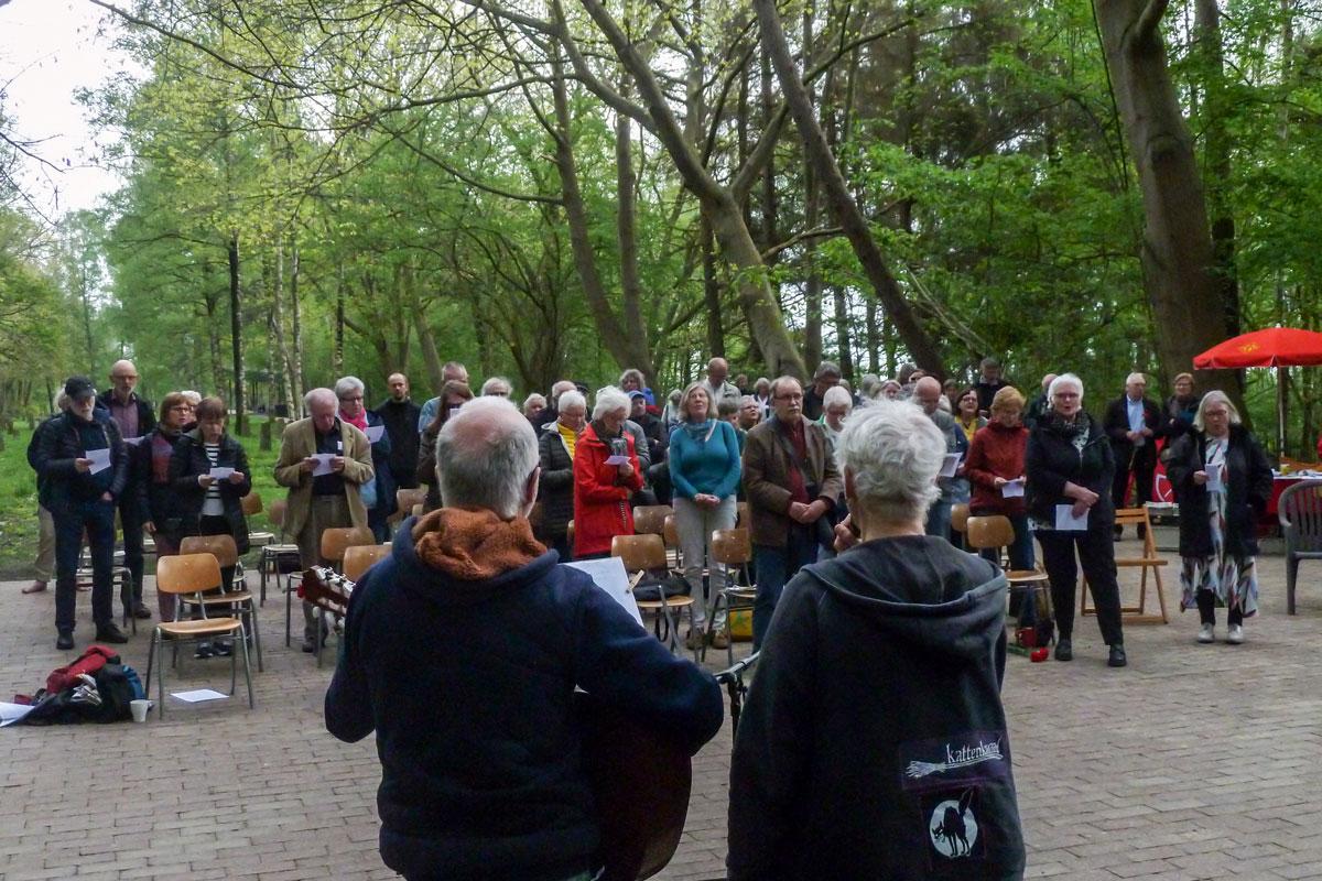 10 P1040606 j v - Dank euch, ihr Sowjetsoldaten! - 8. Mai 2023, 9. Mai 2023, Tag der Befreiung vom Faschismus, Tag des Sieges im Großen Vaterländischen Krieg - Blog, DKP in Aktion