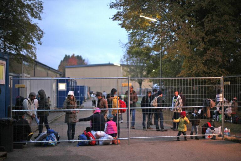 180401 Fluechtlingspolitik - Abschottung und Container - Ausländerbehörde - Ausländerbehörde