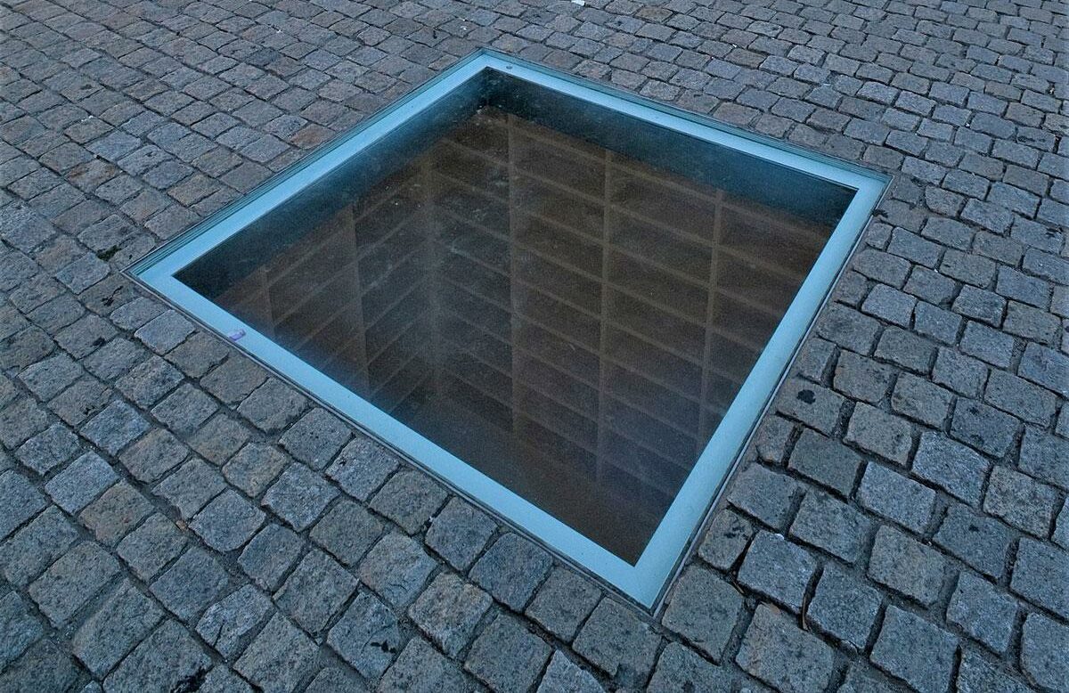 1811 Bebelplatz mit Mahnmal Buecherverbrennung Aug 2009 e1683195483274 - Grauen unter der Oberfläche – Warnung für unsere Zeit - Bücherverbrennung - Kultur