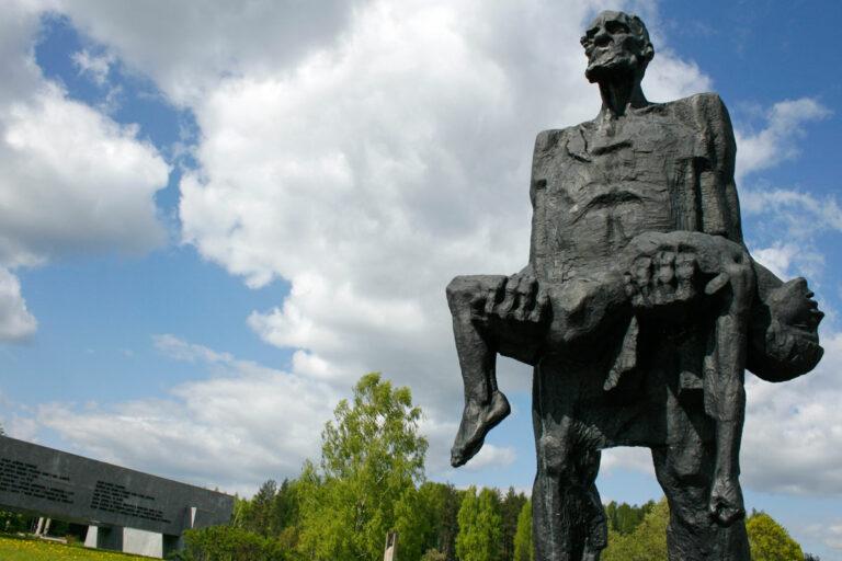 1813 Khatyn Memorial Belarus - Die Ursache von Faschismus und Krieg besiegen - Belarus, Faschismus, Gedenkstätte Chatyn, Internationales Antifaschistisches Forum - Aktion