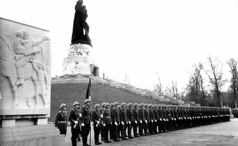 1913 Bundesarchiv Bild 183 37968 0010 Berlin Treptow sowjetisches Ehrenmal NVA - Mutig für den Frieden - DDR - DDR