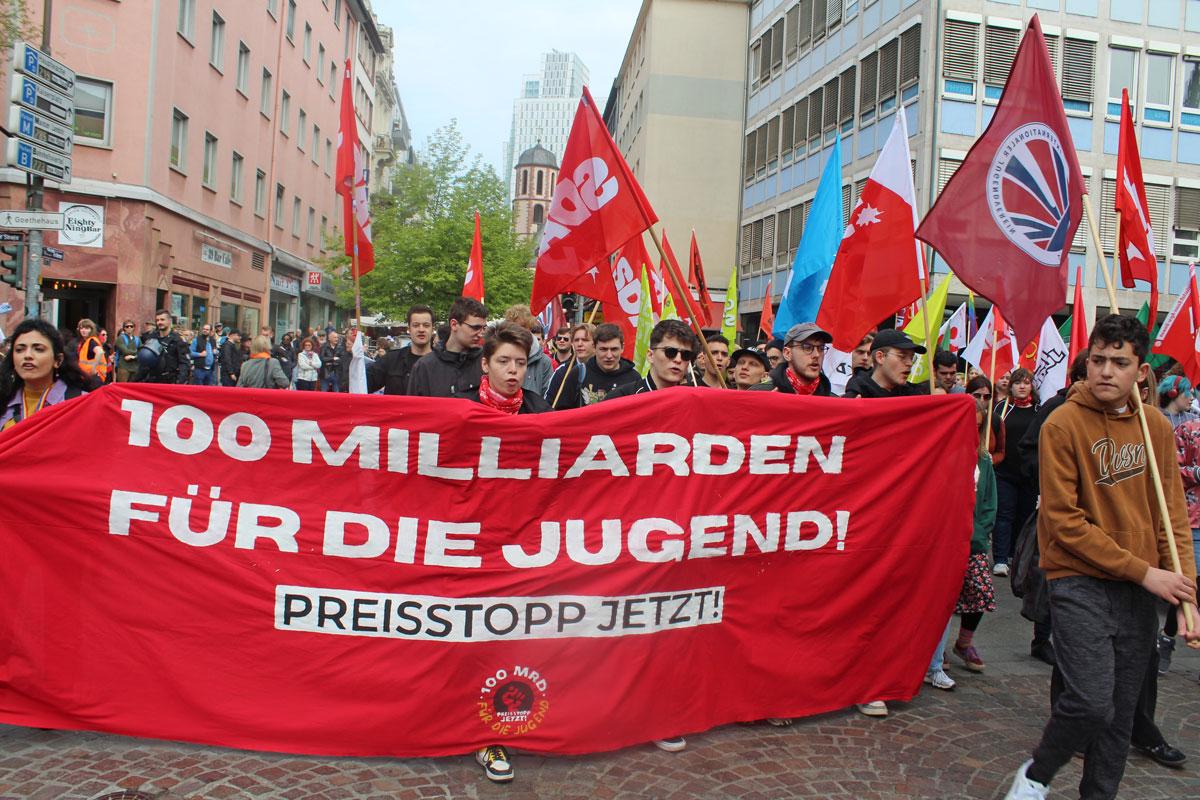 1MaiFrankfurt1 - Kommunisten auf den 1.-Mai-Demos - 1. Mai 2023 - Blog, DKP in Aktion