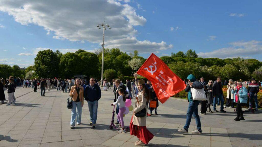 200801 Moskau Heyden1 - Gedeckte Tische im Gorki-Park - Antifaschismus, Antifaschistisches Gedenken, Russland - Hintergrund