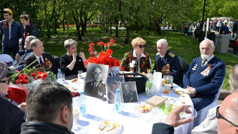 200802 Moskau Heyden - Gedeckte Tische im Gorki-Park - Antifaschistisches Gedenken - Antifaschistisches Gedenken