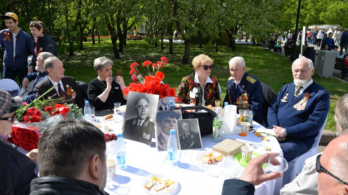 200802 Moskau Heyden - Gedeckte Tische im Gorki-Park - Antifaschismus, Antifaschistisches Gedenken, Russland - Hintergrund