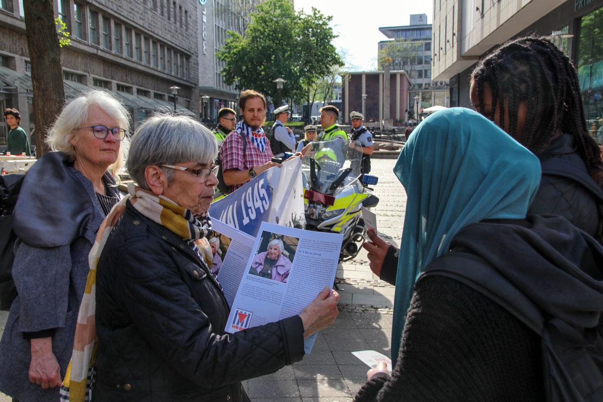 2023 8 Mai 23 essen 04 1 - Dank euch, ihr Sowjetsoldaten! - 8. Mai 2023, 9. Mai 2023, Tag der Befreiung vom Faschismus, Tag des Sieges im Großen Vaterländischen Krieg - Blog, DKP in Aktion