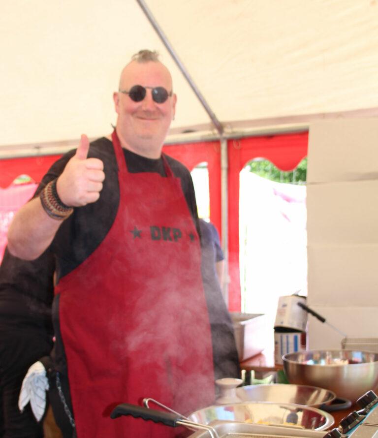 221501 Helfer DKP - Ohne Ende Pommes Currywurst … - Festival der Jugend - Festival der Jugend