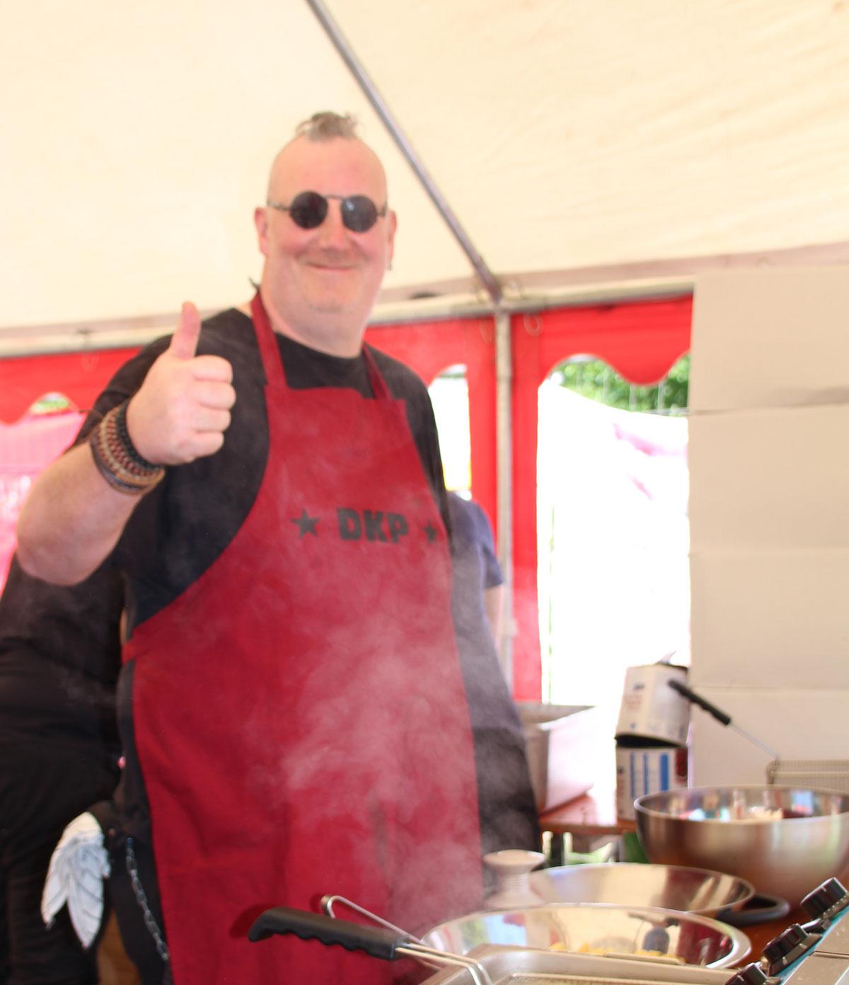 221501 Helfer DKP - Ohne Ende Pommes Currywurst … - DKP, Festival der Jugend, SDAJ - Aktion