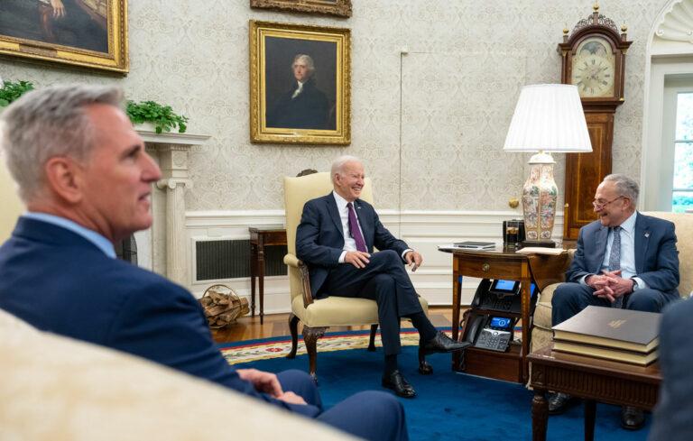 President Joe Biden meets with Senate Majority Leader Chuck Schumer D NY House Speaker Kevin McCarthy R CA to discuss the debt ceiling on May 9 2023 in the Oval Office P20230509AS 0867 - Offenbarungseid der USA - Zahlungsausfall - Zahlungsausfall