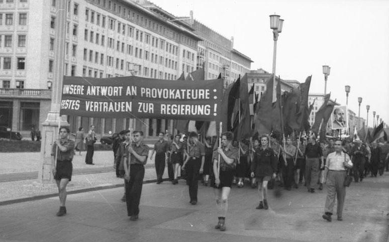 2310 Bundesarchiv Bild 183 20115 0002 Berlin Demonstration Stalinallee 1 - „Sieben Uhr früh am Strausberger Platz“ - 17. Juni 1953, 70 Jahre Putschversuch am 17. Juni 1953 in der DDR, DDR - Theorie & Geschichte