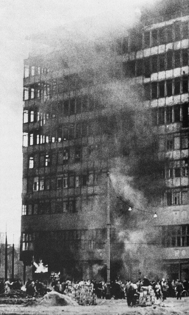 2310 Provokateure setzten am 17 Juni 1953 das HO Geschaeft am Potsdamer Platz in Brand - „Sieben Uhr früh am Strausberger Platz“ - 17. Juni 1953, 70 Jahre Putschversuch am 17. Juni 1953 in der DDR, DDR - Theorie & Geschichte