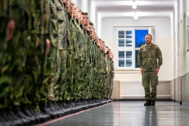 240501 Bundeswehr - Perspektive: Leichensack - 100-Milliarden-Sondervermögen - 100-Milliarden-Sondervermögen