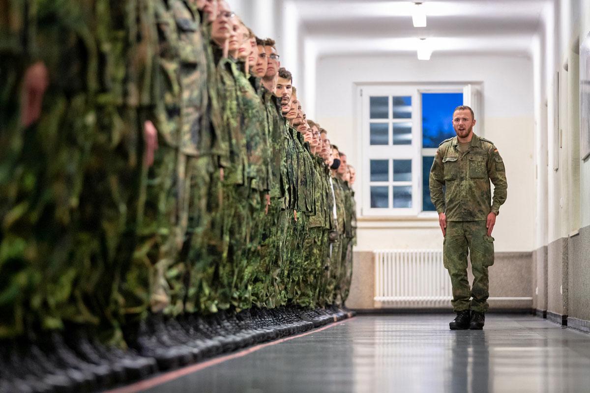 240501 Bundeswehr - Perspektive: Leichensack - 100-Milliarden-Sondervermögen, Bundeswehr, deutscher Imperialismus, Eva Högl, Jugendliche - Politik