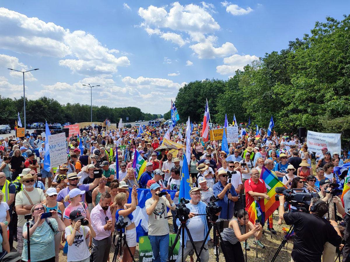 260502 Bildmeldung Ramstein - Demonstration der Kampagne „Stopp Ramstein“ - Lafontaine, Stopp Airbase Ramstein, Ukraine-Krieg, Waffenstillstand - Politik