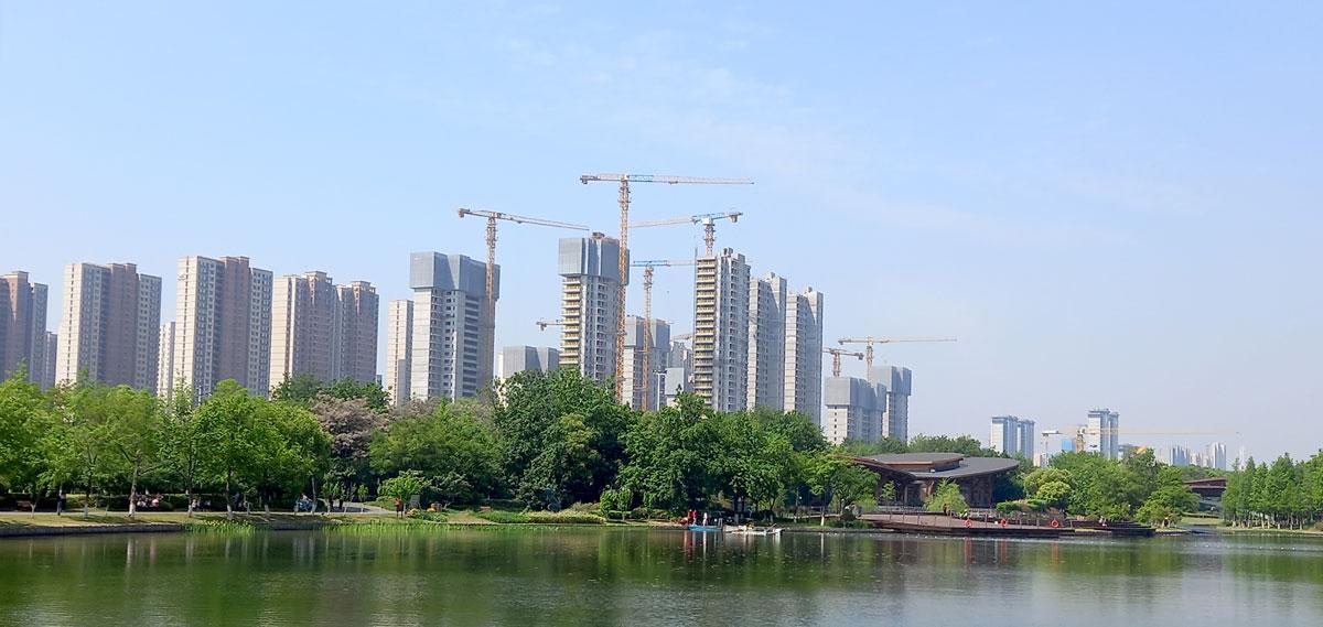 2608 01 - Armutsbekämpfung und Wolkenkratzer - Armutspolitik, China-Besuch, KPCh, Sozialismus - Hintergrund