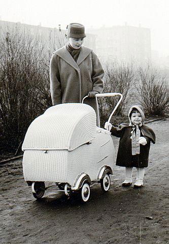 333px Kinderwagen 1955 01 - Was ist zumutbar? - Tauben im Gras - Tauben im Gras