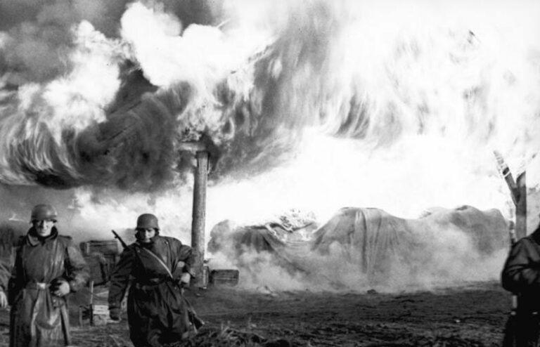 Bundesarchiv Bild 101I 268 0154 11 Russland Soldaten vor brennendem Gebaeude - Wir vergessen nicht! - 22. Juni 1941 - 22. Juni 1941