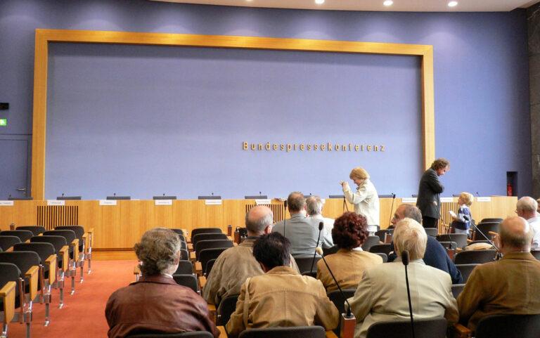 Saal der Bundespressekonferenz - Beklagte in Bedrängnis - Bundespressekonferenz, Florian Warweg, NachDenkSeiten - Blog