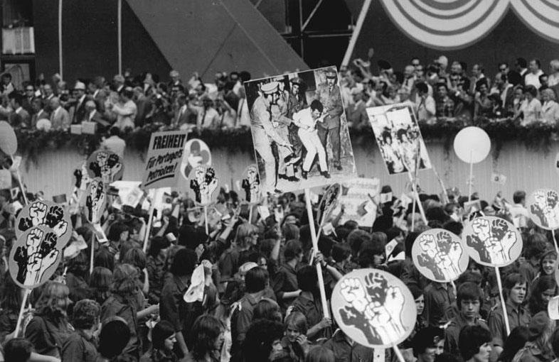 280803 Bundesarchiv Bild 183 M0804 0718 Berlin 10 - Wir sind überall - Antiimperialismus, Kampf für Frieden, Weltfestspiele der Jugend und Studierenden - Im Bild