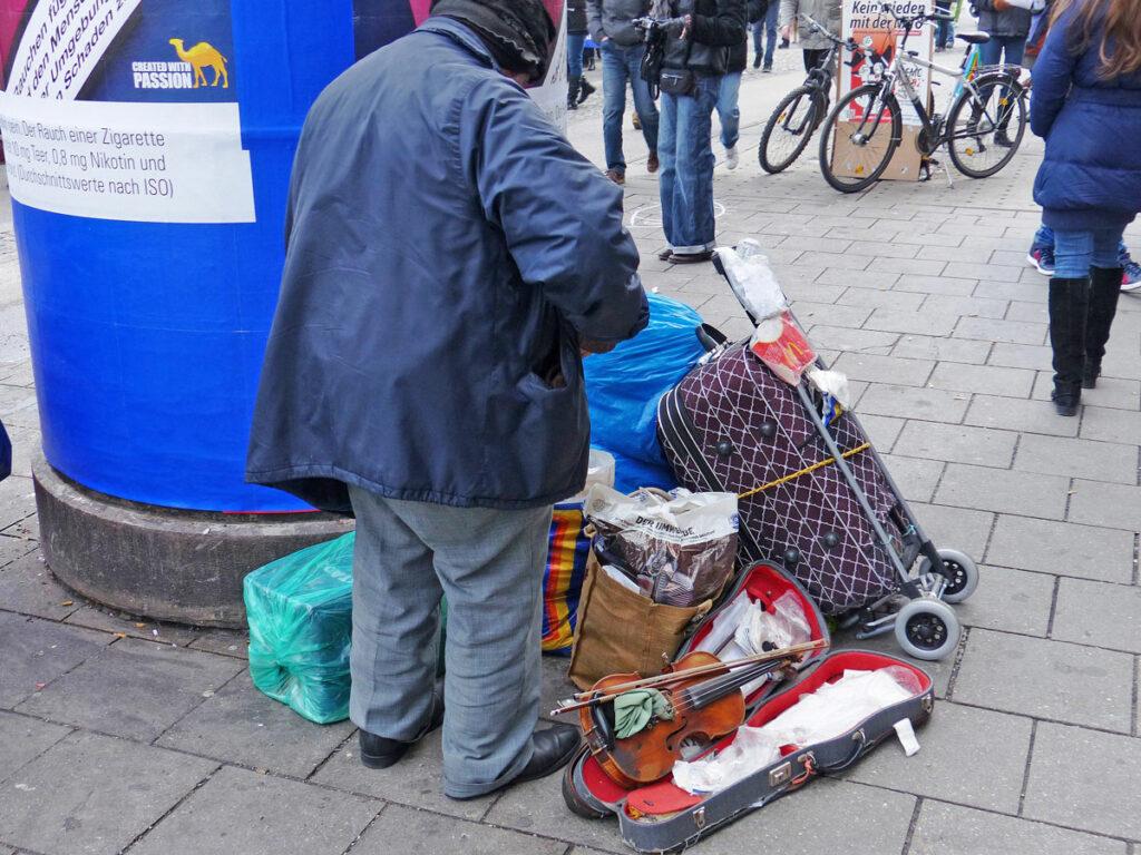3117 2560px Armut Bettler Obdachlos 12269249596 - Fortschritt war nie vorgesehen - Ampelkoalition, Bündnis 90 / Die Grünen, FDP, SPD - Politik
