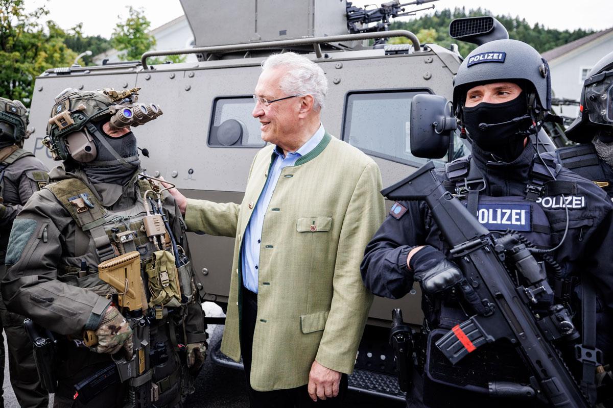 340401 Bundeswehr - Der innere Aufmarsch - Bundeswehr, Bundeswehreinsätze im Innern, Militarisierung - Politik