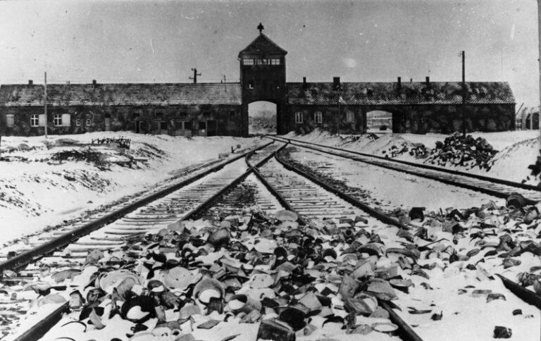 Bundesarchiv B 285 Bild 04413 KZ Auschwitz Einfahrt - Der vergessene Holocaust - Völkermord - Völkermord