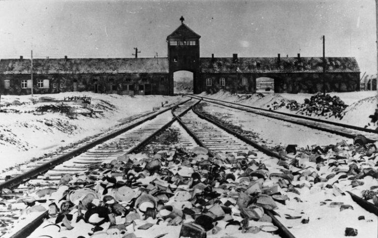 Bundesarchiv B 285 Bild 04413 KZ Auschwitz Einfahrt - Der vergessene Holocaust - Blog - Blog