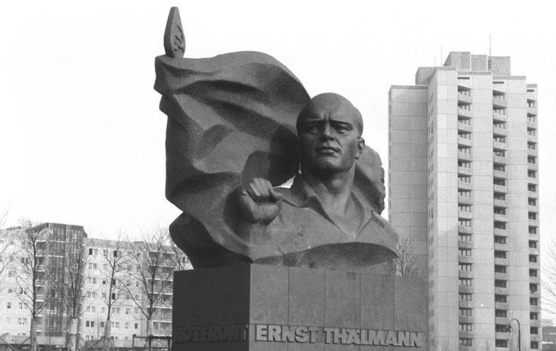 Bundesarchiv Bild 183 1986 0415 011 Berlin Ernst Thaelmann Denkmal von Lew Kerbel - Fragwürdige Thesen - Albert Leo Schlageter, Antifa, Antifaschismus, BVG-Streik, KPD, Maxi Schneider, Sozialfaschismusthese, VVN-BdA - Theorie & Geschichte